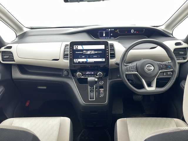 日産 セレナ ハイウェイスター V 千葉県 2022(令4)年 5.6万km アズライトブルー 禁煙車/プロパイロット/セーフティパック/インテリジェントエマージェンシーブレーキ/踏み間違い防止アシスト/標識認識機能/車線逸脱警報/車線逸脱防止システム/リヤクロストラフィックアラート/後側方支援/アラウンドビューモニター/LEDヘッドライト/フォグランプ/オートライト/デジタルインナーミラー/電動パーキングブレーキ/ブレーキホールド/両側パワースライドドア/純正フリップダウンモニター/純正10インチSDナビ/フルセグ Bluetooth CD DVD SD/ビルトインETC/革巻きステアリング/ステアリングスイッチ/後席ロールサンシェード/純正AW/純正ドアバイザー/純正フロアマット