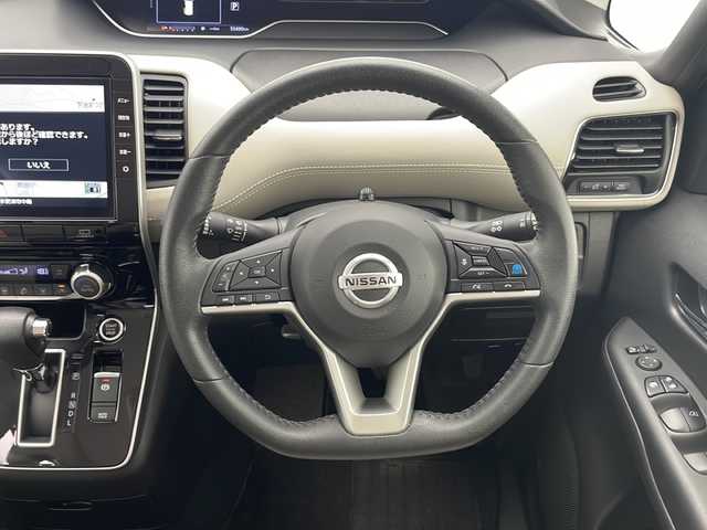 日産 セレナ ハイウェイスター V 千葉県 2022(令4)年 5.6万km アズライトブルー 禁煙車/プロパイロット/セーフティパック/インテリジェントエマージェンシーブレーキ/踏み間違い防止アシスト/標識認識機能/車線逸脱警報/車線逸脱防止システム/リヤクロストラフィックアラート/後側方支援/アラウンドビューモニター/LEDヘッドライト/フォグランプ/オートライト/デジタルインナーミラー/電動パーキングブレーキ/ブレーキホールド/両側パワースライドドア/純正フリップダウンモニター/純正10インチSDナビ/フルセグ Bluetooth CD DVD SD/ビルトインETC/革巻きステアリング/ステアリングスイッチ/後席ロールサンシェード/純正AW/純正ドアバイザー/純正フロアマット