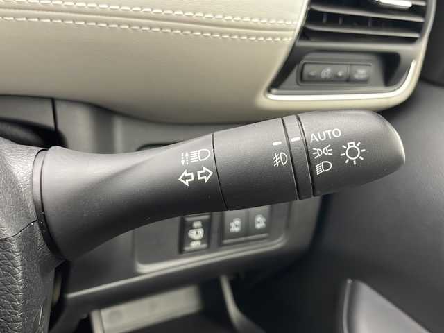 日産 セレナ ハイウェイスター V 千葉県 2022(令4)年 5.6万km アズライトブルー 禁煙車/プロパイロット/セーフティパック/インテリジェントエマージェンシーブレーキ/踏み間違い防止アシスト/標識認識機能/車線逸脱警報/車線逸脱防止システム/リヤクロストラフィックアラート/後側方支援/アラウンドビューモニター/LEDヘッドライト/フォグランプ/オートライト/デジタルインナーミラー/電動パーキングブレーキ/ブレーキホールド/両側パワースライドドア/純正フリップダウンモニター/純正10インチSDナビ/フルセグ Bluetooth CD DVD SD/ビルトインETC/革巻きステアリング/ステアリングスイッチ/後席ロールサンシェード/純正AW/純正ドアバイザー/純正フロアマット