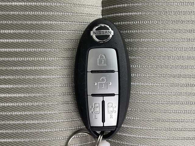 日産 セレナ ハイウェイスター V 千葉県 2022(令4)年 5.6万km アズライトブルー 禁煙車/プロパイロット/セーフティパック/インテリジェントエマージェンシーブレーキ/踏み間違い防止アシスト/標識認識機能/車線逸脱警報/車線逸脱防止システム/リヤクロストラフィックアラート/後側方支援/アラウンドビューモニター/LEDヘッドライト/フォグランプ/オートライト/デジタルインナーミラー/電動パーキングブレーキ/ブレーキホールド/両側パワースライドドア/純正フリップダウンモニター/純正10インチSDナビ/フルセグ Bluetooth CD DVD SD/ビルトインETC/革巻きステアリング/ステアリングスイッチ/後席ロールサンシェード/純正AW/純正ドアバイザー/純正フロアマット