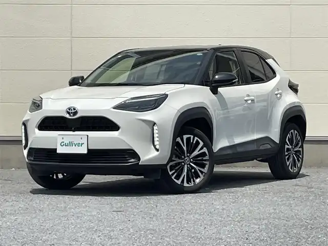 トヨタ ヤリスクロス Z 茨城県 2022(令4)年 3.2万km ブラックマイカ/ホワイトパールクリスタルシャイン 2トーン ８インチナビ（Bt/Miracast）/全方位カメラ/セーフティセンス/・プリクラッシュセーフティ/・レーントレーシングアシスト/・レーダークルーズコントロール/・オートマチックハイビーム/・ロードサインアシスト/インテリジェントクリアランスソナー/オートライト/シートヒーター/パワーシート/ＥＴＣ/ドライブレコーダー/スマートキー