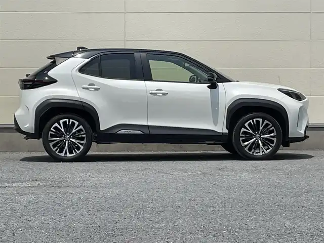 トヨタ ヤリスクロス Z 茨城県 2022(令4)年 3.2万km ブラックマイカ/ホワイトパールクリスタルシャイン 2トーン ８インチナビ（Bt/Miracast）/全方位カメラ/セーフティセンス/・プリクラッシュセーフティ/・レーントレーシングアシスト/・レーダークルーズコントロール/・オートマチックハイビーム/・ロードサインアシスト/インテリジェントクリアランスソナー/オートライト/シートヒーター/パワーシート/ＥＴＣ/ドライブレコーダー/スマートキー