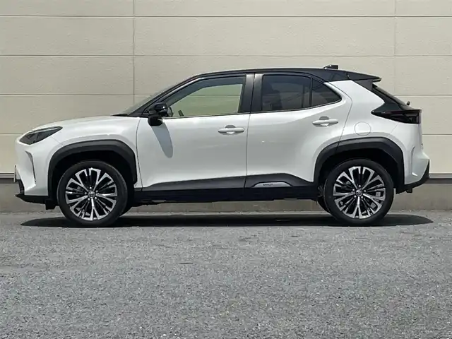 トヨタ ヤリスクロス Z 茨城県 2022(令4)年 3.2万km ブラックマイカ/ホワイトパールクリスタルシャイン 2トーン ８インチナビ（Bt/Miracast）/全方位カメラ/セーフティセンス/・プリクラッシュセーフティ/・レーントレーシングアシスト/・レーダークルーズコントロール/・オートマチックハイビーム/・ロードサインアシスト/インテリジェントクリアランスソナー/オートライト/シートヒーター/パワーシート/ＥＴＣ/ドライブレコーダー/スマートキー