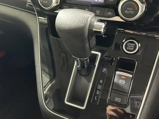 日産 セレナ ハイウェイスター V 大阪府 2020(令2)年 5.3万km ダイヤモンドブラック １０ｉｎｃナビ　後席モニター　プロパイロット　衝突軽減ブレーキ　アラウンドビューモニター　両側電動ドア　ＥＴＣ　ドラレコ　コーナーセンサー　リアオートエアコン　プッシュスタート　ＢＳＭ　オートホールド