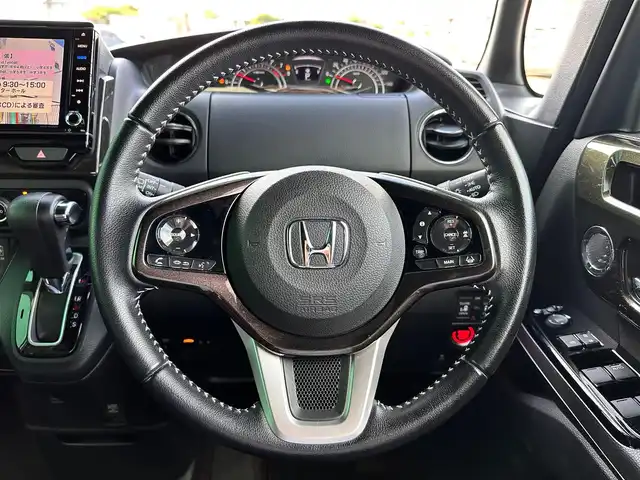ホンダ Ｎ ＢＯＸ カスタム G L ターボ ホンダセンシング 宮城県 2018(平30)年 5.7万km プラチナホワイトパール ホンダセンシング/●衝突軽減ブレーキ〈CMBS〉/●誤発進抑制機能/●後方誤発進抑制機能/●歩行者事故低減ステアリング/●路外逸脱抑制機能/●ACC〈アダプティブ・クルーズ・コントロール〉/●LKAS〈車線維持支援システム〉/●オートハイビーム/●先行車発進お知らせ機能/●標識認識機能/純正8インチナビ（VXU-185NBi）/・CD/DVD/・Bluetooth/・フルセグTV/バックカメラ/ビルトインETC/ドライブレコーダー/両側パワースライドドア/ハーフレザーシート/革巻きステアリング/パドルシフト/ステアリングスイッチ/LEDヘッドランプ/フォグランプ/オートライト/スマートキー＆プッシュスタート/電動格納ミラー/プラズマクラスター技術搭載フルオート・エアコンディショナー/純正15インチAW/純正フロアマット/ドアバイザー/W/サイド/カーテンエアバッグ