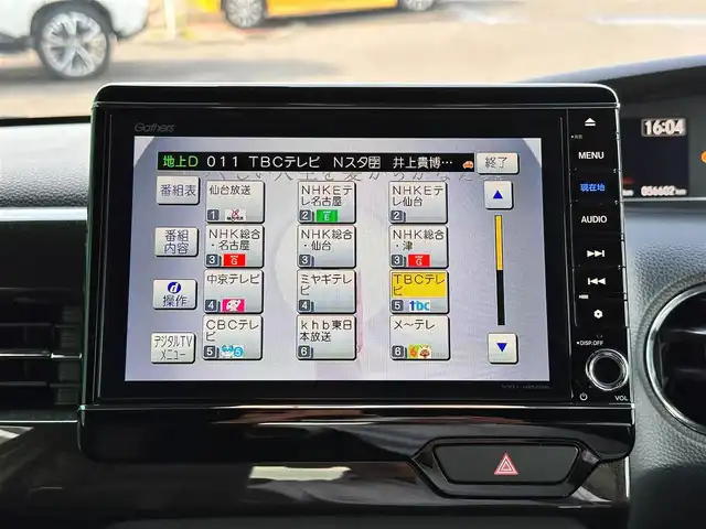 ホンダ Ｎ ＢＯＸ カスタム G L ターボ ホンダセンシング 宮城県 2018(平30)年 5.7万km プラチナホワイトパール ホンダセンシング/●衝突軽減ブレーキ〈CMBS〉/●誤発進抑制機能/●後方誤発進抑制機能/●歩行者事故低減ステアリング/●路外逸脱抑制機能/●ACC〈アダプティブ・クルーズ・コントロール〉/●LKAS〈車線維持支援システム〉/●オートハイビーム/●先行車発進お知らせ機能/●標識認識機能/純正8インチナビ（VXU-185NBi）/・CD/DVD/・Bluetooth/・フルセグTV/バックカメラ/ビルトインETC/ドライブレコーダー/両側パワースライドドア/ハーフレザーシート/革巻きステアリング/パドルシフト/ステアリングスイッチ/LEDヘッドランプ/フォグランプ/オートライト/スマートキー＆プッシュスタート/電動格納ミラー/プラズマクラスター技術搭載フルオート・エアコンディショナー/純正15インチAW/純正フロアマット/ドアバイザー/W/サイド/カーテンエアバッグ