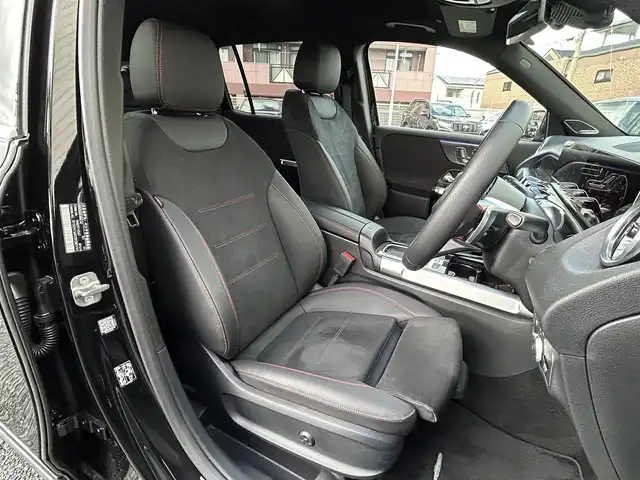 メルセデス・ベンツ Ｍ・ベンツ ＧＬＢ１８０ 福岡県 2024(令6)年 0.6万km コスモスブラック ワンオーナー/BURMESTWRプレミアムサウンド/パノラミックスライディングルーフ/レザーエクスクルーシブパッケージ/・黒色ハーフレザーシート/・メモリー付きパワーシート（D/N）/・シートヒーター（D/N）/・電動ランバーサポート（D/N）/パーキングパッケージ/・リアビューカメラ/・360°カメラシステム/・パーキングアシストパークトロニック/・アクティブパーキングアシスト/レーダーセーフティーパッケージ/・エレクトロニックトラクションサポート/・PRE-SAFEブレーキ/・ブラインドスポットアシスト/・アテンションアシスト/・レーンキープアシスト/・車間距離警報装置/純正10/3インチディスプレイオーディオ/　（AM/FM/Bluetooth/フルセグTV）/インテリジェンスドライブ/・ステアコントロールステアリングアシストシステム/・ホールド機能/・ヒルスタートアシスト/・スタートオフアシスト/・アダプティブブレーキライト/・クルーズコントロール/・トラフィックサインアシスト/・アダプティブダイビング/純正20インチAW/ルーフレール/パワーバックドア/純正前後ドライブレコーダー/ETC/パドルシフト