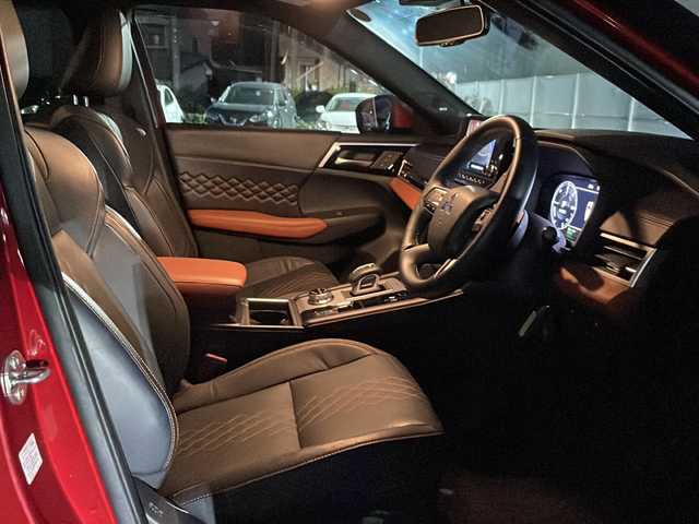 三菱 アウトランダー ＰＨＥＶ P 岩手県 2022(令4)年 2.8万km レッドダイヤモンド パノラマルーフ　ＢＯＳＥサウンドシステム　マイパイロット　純正９型ナビ　全周囲Ｃ　ヘッドアップディスプレイ　ＢＳＭ　メモリ付電動本革シート　シートヒーター　ステアヒーター　ＡＣ１００Ｖコンセント