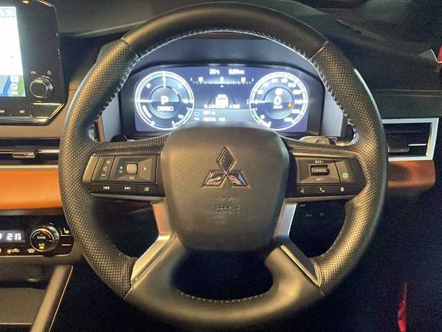 三菱 アウトランダー ＰＨＥＶ P 岩手県 2022(令4)年 2.8万km レッドダイヤモンド パノラマルーフ　ＢＯＳＥサウンドシステム　マイパイロット　純正９型ナビ　全周囲Ｃ　ヘッドアップディスプレイ　ＢＳＭ　メモリ付電動本革シート　シートヒーター　ステアヒーター　ＡＣ１００Ｖコンセント