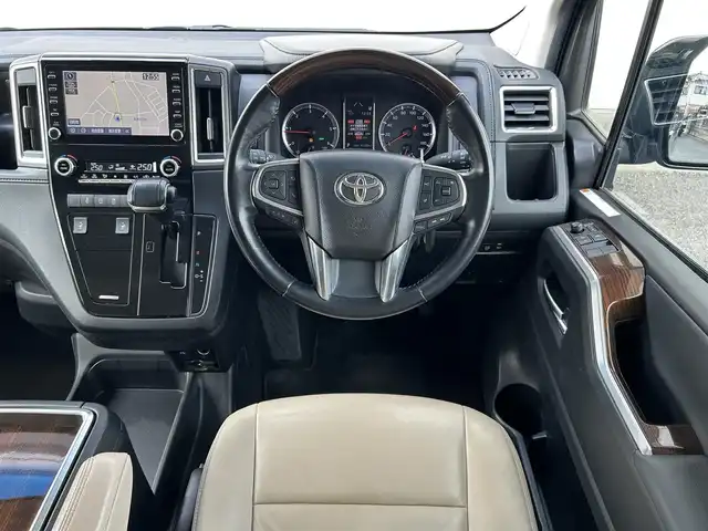 トヨタ グランエース プレミアム 茨城県 2020(令2)年 4.2万km ブラック 純正ディスプレイオーディオ(AM/FM/BT/TV/Miracast)/全方位カメラ/ETC/ドライブレコーダー/追従型クルーズコントロール/両側パワースライドドア/レザーシート/1、2列目シートヒーター/パワーシート/オットマン/LED/純正アルミホイール/レーンキープアシスト/デジタルインナーミラー/オートライト