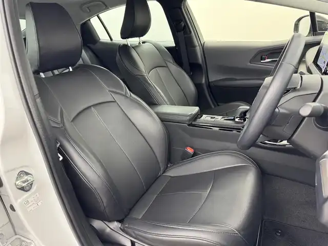 トヨタ プリウス G 福岡県 2023(令5)年 2万km プラチナホワイトパールマイカ 純正ＤＡナビ/フルセグTV　/全方位カメラ　/前方ドラレコ　/レーダー探知機　/ビルトインＥＴＣ２．０　/トヨタセーフティセンス　/レーダークルーズコントロール　/コーナーセンサー　/衝突軽減ブレーキ　/レーンキープ　/アクセル踏み間違い防止　/ブラインドスポットモニター　/寒冷地仕様　/シートヒーター　/純正１９インチＡＷ　/ＬＥＤヘッドライト