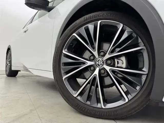 トヨタ プリウス G 福岡県 2023(令5)年 2万km プラチナホワイトパールマイカ 純正ＤＡナビ/フルセグTV　/全方位カメラ　/前方ドラレコ　/レーダー探知機　/ビルトインＥＴＣ２．０　/トヨタセーフティセンス　/レーダークルーズコントロール　/コーナーセンサー　/衝突軽減ブレーキ　/レーンキープ　/アクセル踏み間違い防止　/ブラインドスポットモニター　/寒冷地仕様　/シートヒーター　/純正１９インチＡＷ　/ＬＥＤヘッドライト