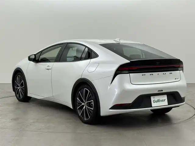トヨタ プリウス G 福岡県 2023(令5)年 2万km プラチナホワイトパールマイカ 純正ＤＡナビ/フルセグTV　/全方位カメラ　/前方ドラレコ　/レーダー探知機　/ビルトインＥＴＣ２．０　/トヨタセーフティセンス　/レーダークルーズコントロール　/コーナーセンサー　/衝突軽減ブレーキ　/レーンキープ　/アクセル踏み間違い防止　/ブラインドスポットモニター　/寒冷地仕様　/シートヒーター　/純正１９インチＡＷ　/ＬＥＤヘッドライト