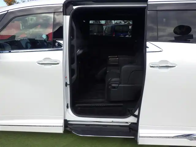 トヨタ アルファードハイブリット Z 千葉県 2024(令6)年 4.4万km プラチナホワイトパールマイカ Toyota Safety Sense/・プリクラッシュセーフティ/・レーンディパーチャーアラート/・オートハイビーム/・レーダークルーズコントロール/・ブラインドスポットモニター/トヨタチームメイト/モデリスタエアロ/モデリスタシグネイチャーイルミ/左右独立ムーンルーフ/パワーバックドア/両側パワースライドドア/ユニバーサルステップ/純正コネクティッドナビ/地デジTV/【Bluetooth接続】/【Apple CarPlay　Android Auto対応】/パノラミックビューモニター/フリップダウンモニター（V13T-R72F）/置くだけ充電/ドライブレコーダー（前後撮影）【TZ-DR210】/コンビハンドル/ステアリングスイッチ/各席エアシート/シートヒーター/前席パワーシート/デジタルインナーミラー/ETC（2.0）/LEDヘッドライト/フォグライト/ウインカーミラー/クリアランスソナー/純正18インチアルミホイル/サイド/カーテンエアバッグ/スマートキー