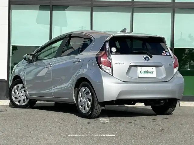 トヨタ アクア S 和歌山県 2015(平27)年 8.7万km シルバーM 純正7インチナビ（NSZN-Y64T)/バックカメラ/フルセグTV/横滑り防止/ABS/ビルトインETC/ドアバイザー/リモコンキー/LEDヘッドライト