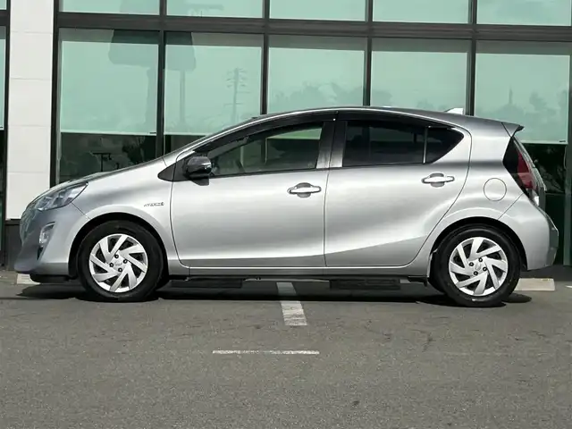 トヨタ アクア S 和歌山県 2015(平27)年 8.7万km シルバーM 純正7インチナビ（NSZN-Y64T)/バックカメラ/フルセグTV/横滑り防止/ABS/ビルトインETC/ドアバイザー/リモコンキー/LEDヘッドライト