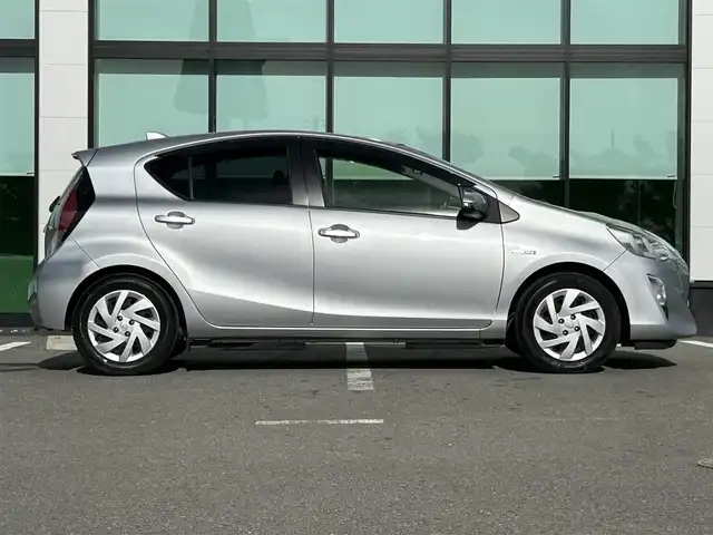 トヨタ アクア S 和歌山県 2015(平27)年 8.7万km シルバーM 純正7インチナビ（NSZN-Y64T)/バックカメラ/フルセグTV/横滑り防止/ABS/ビルトインETC/ドアバイザー/リモコンキー/LEDヘッドライト