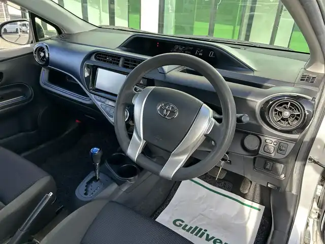 トヨタ アクア S 和歌山県 2015(平27)年 8.7万km シルバーM 純正7インチナビ（NSZN-Y64T)/バックカメラ/フルセグTV/横滑り防止/ABS/ビルトインETC/ドアバイザー/リモコンキー/LEDヘッドライト