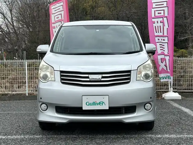 トヨタ ノア X スマートエディション 埼玉県 2012(平24)年 10.2万km シルバーM ワンオーナー/純正ナビTV/・AM/FM・CD/DVD・SD・BT/ビルトインETC/フリップダウンモニター/コーナーセンサー/フォグランプ/オートライト/HIDヘッドライト/プッシュスタート/保証書付整備手帳/取扱説明書