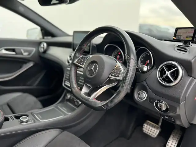 メルセデス・ベンツ ＣＬＡ１８０ AMG スタイル 東京都 2017(平29)年 5.7万km カルサイトホワイト パノラミックスライディングルーフ/harman/kardon/レーダーセーフティパッケージ/バックカメラ/LEDヘッドライト/シートヒーター /メモリ付きパワーシート/ETC2.0/パークトロニック /ドラレコ/キーレスゴー /ハーフレザー