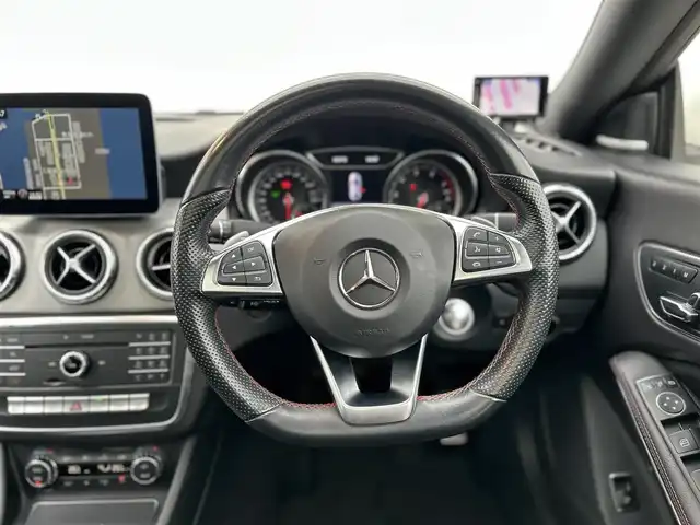 メルセデス・ベンツ ＣＬＡ１８０ AMG スタイル 東京都 2017(平29)年 5.7万km カルサイトホワイト パノラミックスライディングルーフ/harman/kardon/レーダーセーフティパッケージ/バックカメラ/LEDヘッドライト/シートヒーター /メモリ付きパワーシート/ETC2.0/パークトロニック /ドラレコ/キーレスゴー /ハーフレザー