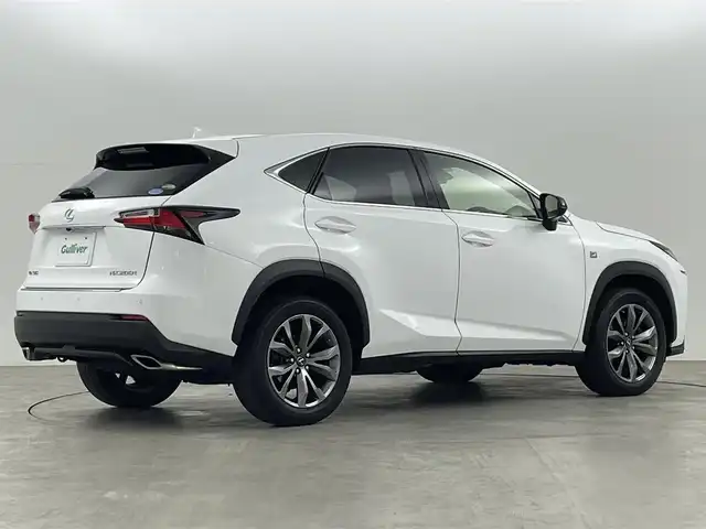 レクサス ＮＸ 200t Fスポーツ 福島県 2016(平28)年 4.5万km ホワイトノーヴァガラスフレーク プリクラッシュセーフティ/・レーンキープアシスト/・レーダークルーズコントロール/・ブラインドスポットモニター/・クリアランスソナー/純正ナビ/・フルセグTV/BT/CD/DVD/AUX/・全方位カメラ/・ETC/アイドリングストップ/パワーバックドア/革巻きステアリング/・ステアリングスイッチ/・ステアリングヒーター/レザーシート/・パワーシート(運転席/助手席)/・シートヒーター(運転席/助手席)/・エアシート(運転席/助手席)/プッシュスタート/・スマートキー/3眼LEDヘッドライト/・オートライト/・フォグライト/・オートマチックハイビーム/純正フロアマット