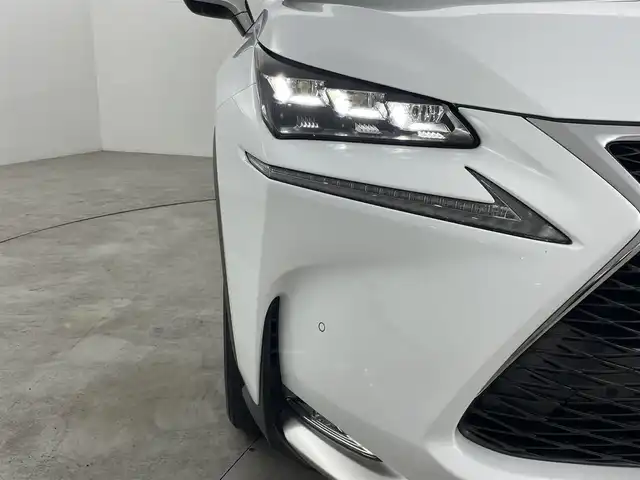 レクサス ＮＸ 200t Fスポーツ 福島県 2016(平28)年 4.5万km ホワイトノーヴァガラスフレーク プリクラッシュセーフティ/・レーンキープアシスト/・レーダークルーズコントロール/・ブラインドスポットモニター/・クリアランスソナー/純正ナビ/・フルセグTV/BT/CD/DVD/AUX/・全方位カメラ/・ETC/アイドリングストップ/パワーバックドア/革巻きステアリング/・ステアリングスイッチ/・ステアリングヒーター/レザーシート/・パワーシート(運転席/助手席)/・シートヒーター(運転席/助手席)/・エアシート(運転席/助手席)/プッシュスタート/・スマートキー/3眼LEDヘッドライト/・オートライト/・フォグライト/・オートマチックハイビーム/純正フロアマット