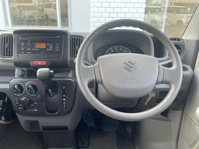スズキ エブリイ PC リミテッド 徳島県 2019(令1)年 7万km ブルーイッシュブラックパール3 (株)IDOMが運営する【じしゃロン徳島店】の自社ローン専用車両になりますこちらは現金またはオートローンご利用時の価格です。/登録時走行距離69293km/ワンオーナー/純正オーディオ/純正フロアマット/ドアバイザー/盗難防止装置/電格ミラー/リモコンキー/（スペアキー×１）/取説/保証書