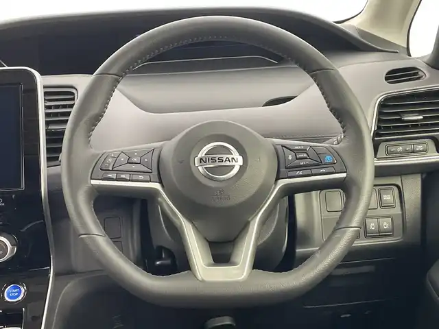 日産 セレナ e－パワー ハイウェイスター V 鹿児島県 2020(令2)年 2.4万km ブリリアントホワイトパール 純正9インチナビ/（AM/FM/CD/DVD/Bluetooth)/フルセグTV/アラウンドビューモニター/フリップダウンモニター/プロパイロット/両側パワースライドドア/ハンズフリーオートスライド/前席シートヒーター/ステアリングヒーター/ステアリングリモコン/横滑り防止/衝突被害軽減ブレーキ/クルーズコントロール/レーンキープアシスト/オートライト/前後コーナーセンサー/LEDヘッドライト/フォグランプ/フロアマット/純正15インチアルミ/プッシュスタート