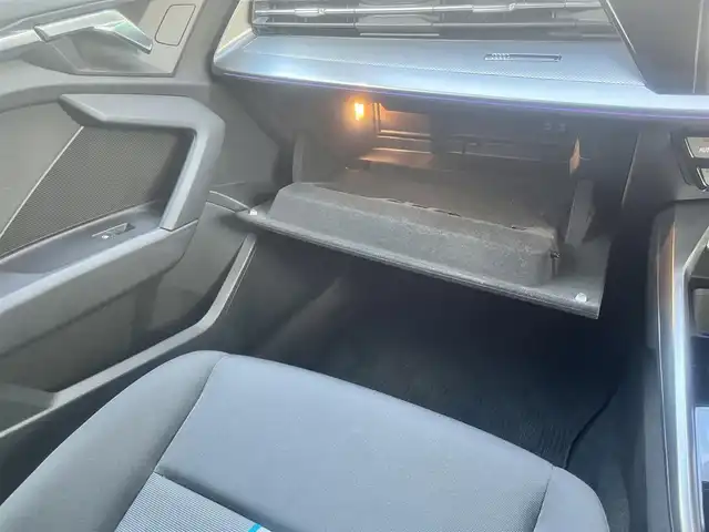 アウディ アウディ Ａ３ セダン 30TFSI アドバンスド 島根県 2021(令3)年 3.7万km ブリリアントレッド 純正ナビ/フルセグ/Ｂｌｕｅｔｏｏｔｈ接続/ＥＴＣ/バックカメラ/前後コーナーセンサー/追従式クルーズコントロール/衝突軽減システム/横滑り防止/前席パワーシート/シートヒーター/オートヘッドライト/ハイビーム/純正１８インチアルミホイール/純正フロアマット/スマートフォン置くだけ充電