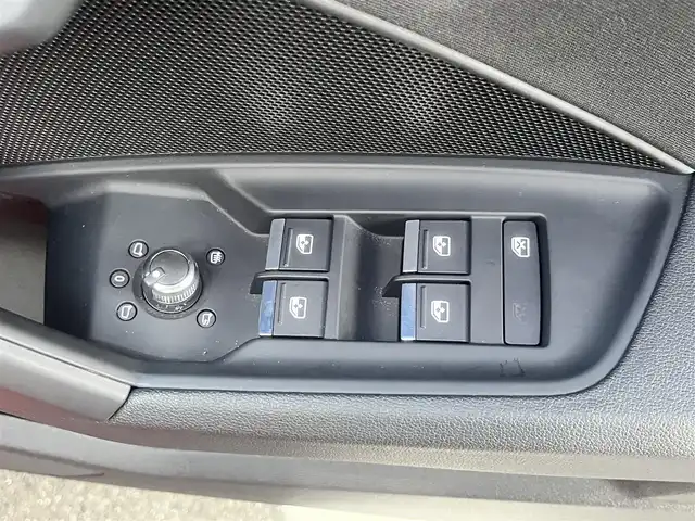 アウディ アウディ Ａ３ セダン 30TFSI アドバンスド 島根県 2021(令3)年 3.7万km ブリリアントレッド 純正ナビ/フルセグ/Ｂｌｕｅｔｏｏｔｈ接続/ＥＴＣ/バックカメラ/前後コーナーセンサー/追従式クルーズコントロール/衝突軽減システム/横滑り防止/前席パワーシート/シートヒーター/オートヘッドライト/ハイビーム/純正１８インチアルミホイール/純正フロアマット/スマートフォン置くだけ充電