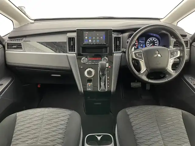 三菱 デリカＤ：５ アーバンギア G 愛知県 2019(平31)年 6万km ダイヤモンドブラックマイカ 社外ナビ　バックカメラ　禁煙　フルセグＴＶ　ＤＶＤ　追従クルコン　パドルシフト　両側パワスラ　ＥＴＣ　ドラレコ　ＵＳＢ　衝突軽減　ＬＥＤオートライト　フォグランプ　純正フロアマット　Ｂｌｕｅｔｏｏｔｈ　電子パーキング　純正１８インチアルミ　プッシュスタート　スマートキー
