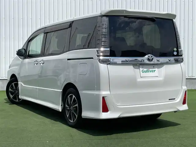 トヨタ ヴォクシー ZS 煌 香川県 2018(平30)年 6.3万km ホワイトパールクリスタルシャイン 社外7インチメモリーナビゲーション/CD DVD フルセグTV Bluetooth/バックカメラ/ビルトインETC/トヨタセーフティセンス/レーンデパーチャーアラート/オートマチックハイビーム/LEDヘッドライト/オートライト/フォグライト/社外フリップダウンモニター/両側パワースライドドア/アイドリングストップ/横滑り防止装置/ウィンカーミラー/電動格納ミラー/フロアマット/スマートキー/エンジンプッシュスタート/ドアバイザー