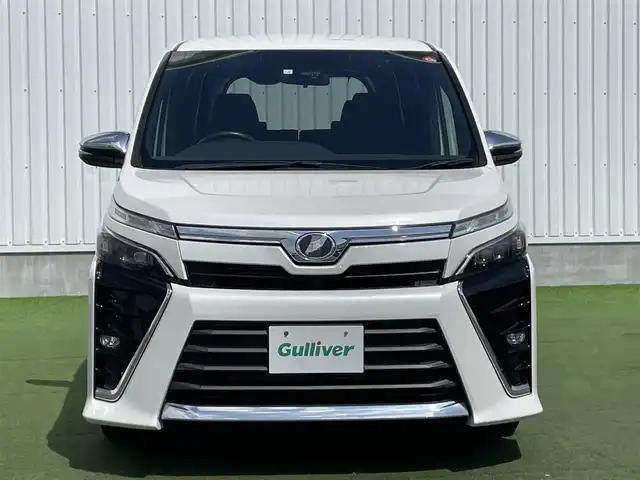 トヨタ ヴォクシー ZS 煌 香川県 2018(平30)年 6.3万km ホワイトパールクリスタルシャイン 社外7インチメモリーナビゲーション/CD DVD フルセグTV Bluetooth/バックカメラ/ビルトインETC/トヨタセーフティセンス/レーンデパーチャーアラート/オートマチックハイビーム/LEDヘッドライト/オートライト/フォグライト/社外フリップダウンモニター/両側パワースライドドア/アイドリングストップ/横滑り防止装置/ウィンカーミラー/電動格納ミラー/フロアマット/スマートキー/エンジンプッシュスタート/ドアバイザー