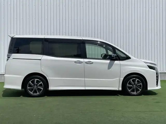 トヨタ ヴォクシー ZS 煌 香川県 2018(平30)年 6.3万km ホワイトパールクリスタルシャイン 社外7インチメモリーナビゲーション/CD DVD フルセグTV Bluetooth/バックカメラ/ビルトインETC/トヨタセーフティセンス/レーンデパーチャーアラート/オートマチックハイビーム/LEDヘッドライト/オートライト/フォグライト/社外フリップダウンモニター/両側パワースライドドア/アイドリングストップ/横滑り防止装置/ウィンカーミラー/電動格納ミラー/フロアマット/スマートキー/エンジンプッシュスタート/ドアバイザー
