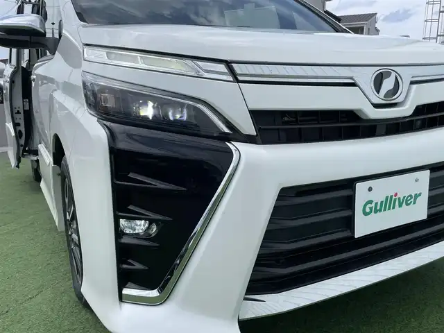 トヨタ ヴォクシー ZS 煌 香川県 2018(平30)年 6.3万km ホワイトパールクリスタルシャイン 社外7インチメモリーナビゲーション/CD DVD フルセグTV Bluetooth/バックカメラ/ビルトインETC/トヨタセーフティセンス/レーンデパーチャーアラート/オートマチックハイビーム/LEDヘッドライト/オートライト/フォグライト/社外フリップダウンモニター/両側パワースライドドア/アイドリングストップ/横滑り防止装置/ウィンカーミラー/電動格納ミラー/フロアマット/スマートキー/エンジンプッシュスタート/ドアバイザー