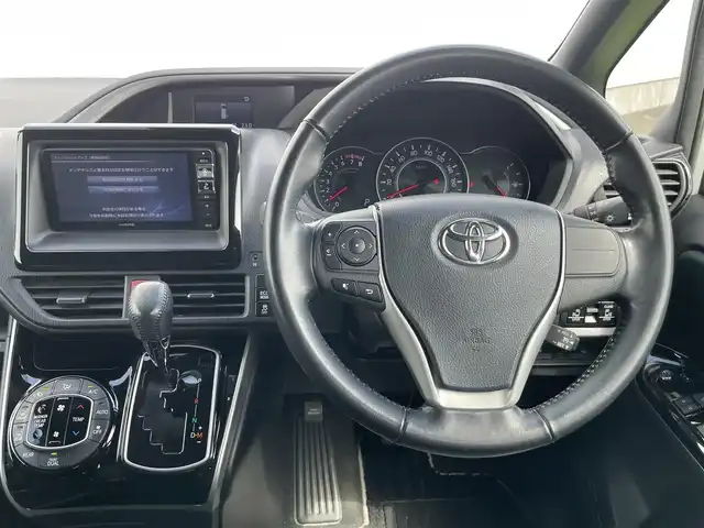トヨタ ヴォクシー ZS 煌 香川県 2018(平30)年 6.3万km ホワイトパールクリスタルシャイン 社外7インチメモリーナビゲーション/CD DVD フルセグTV Bluetooth/バックカメラ/ビルトインETC/トヨタセーフティセンス/レーンデパーチャーアラート/オートマチックハイビーム/LEDヘッドライト/オートライト/フォグライト/社外フリップダウンモニター/両側パワースライドドア/アイドリングストップ/横滑り防止装置/ウィンカーミラー/電動格納ミラー/フロアマット/スマートキー/エンジンプッシュスタート/ドアバイザー