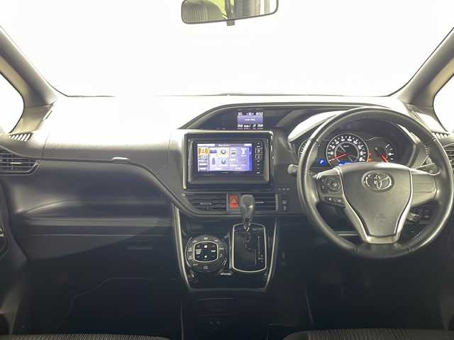 トヨタ ヴォクシー ZS 煌 沖縄県 2018(平30)年 6.3万km ホワイトパールクリスタルシャイン 禁煙車/県外仕入れ/7人乗り/両側パワースライドドア/ALPINEナビ/【CD/DVD/BT/フルセグTV/AM/FM】/バックカメラ/ETC/衝突被害軽減システム/横滑り防止装置/盗難防止装置/クルーズコントロール/オートマチックハイビーム/純正LEDヘッドライト/オートライト/16インチ純正アルミ/スマートキー/スペアキー