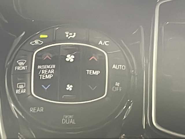 トヨタ ヴォクシー ZS 煌 沖縄県 2018(平30)年 6.3万km ホワイトパールクリスタルシャイン 禁煙車/県外仕入れ/7人乗り/両側パワースライドドア/ALPINEナビ/【CD/DVD/BT/フルセグTV/AM/FM】/バックカメラ/ETC/衝突被害軽減システム/横滑り防止装置/盗難防止装置/クルーズコントロール/オートマチックハイビーム/純正LEDヘッドライト/オートライト/16インチ純正アルミ/スマートキー/スペアキー