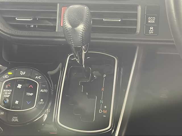 トヨタ ヴォクシー ZS 煌 沖縄県 2018(平30)年 6.3万km ホワイトパールクリスタルシャイン 禁煙車/県外仕入れ/7人乗り/両側パワースライドドア/ALPINEナビ/【CD/DVD/BT/フルセグTV/AM/FM】/バックカメラ/ETC/衝突被害軽減システム/横滑り防止装置/盗難防止装置/クルーズコントロール/オートマチックハイビーム/純正LEDヘッドライト/オートライト/16インチ純正アルミ/スマートキー/スペアキー