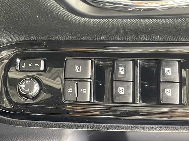 トヨタ ヴォクシー ZS 煌 沖縄県 2018(平30)年 6.3万km ホワイトパールクリスタルシャイン 禁煙車/県外仕入れ/7人乗り/両側パワースライドドア/ALPINEナビ/【CD/DVD/BT/フルセグTV/AM/FM】/バックカメラ/ETC/衝突被害軽減システム/横滑り防止装置/盗難防止装置/クルーズコントロール/オートマチックハイビーム/純正LEDヘッドライト/オートライト/16インチ純正アルミ/スマートキー/スペアキー