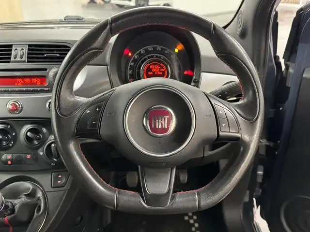 フィアット ５００Ｓ 三重県 2013(平25)年 19.4万km 紺Ｍ ツインエアー・ターボ（ハイオク）/FF/5F/純正 CDチューナー/AM/FM/MP3/ドライブレコーダー 前方/安全/・ABS＆EBD（アンチロックブレーキ＋電子制動力配分制御）/・ASR（アンチスリップレギュレーション：横滑り防止）/装備/・スポーツシート：ハーフレザー/・ステアリングスイッチ/・マニュアルエアコン/・SRS サイド＆カーテンエアバッグ/・パワーウインドウ/・電動ドアミラー/・パワーステアリング/・純正15inAW/・【OP】ボディカラー『フットルースブルー（Blu Midnight Indigo SM）［407］』/・スペアタイヤ