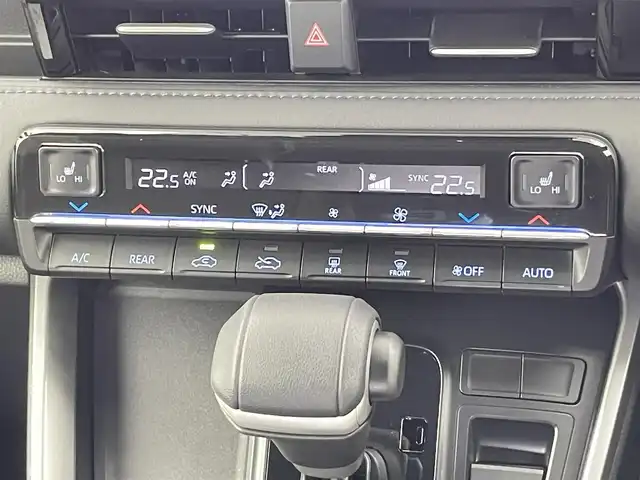 トヨタ ヴォクシー ハイブリッド S－Z 千葉県 2025(令7)年 0.2万km アティチュードブラックマイカ 10.5型純正ディスプレイオーディオ/（コネクティットナビ対応）/フルセグTV　Bluetooth　CD　AM/FM/13，2型有機ELフリップダウンモニター/バックカメラ/ビルトインETC2.0/LEDヘッドライト/オートライト/オートハイビーム/シートヒーター/衝突軽減ブレーキ/レーンキープアシスト/コーナーセンサー/パーキングサポートブレーキ/レーダークルーズコントロール/ブラインドスポットモニター/クリアランスソナー/電子パーキング/ブレーキホールド/オートリトラミラー/ステアリングスイッチ/後席USB入力端子/リアサンバイザー/純正アルミホイール/純正フロアマット