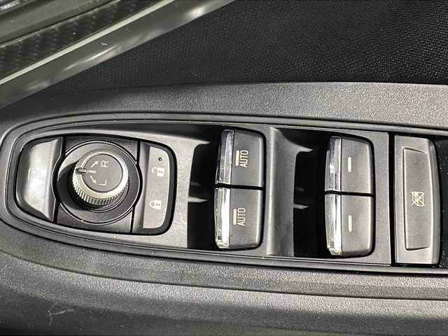 スバル インプレッサ スポーツ 2．0i－L アイサイト 沖縄県 2017(平29)年 3万km クリスタルホワイトP 禁煙車/純正８インチナビ/・ＣＤ／ＤＶＤ／フルセグＴＶ／Ｂｌｕｅｔｏｏｔｈ/バックカメラ/オートクルーズ/ブラインドスポットモニター/純正17インチアルミ/ＥＴＣ２．０/ステアリングリモコン/横滑り防止装置/盗難防止装置/衝突被害軽減装置/スマートキー/プッシュスタート/スペアキー/取扱説明書