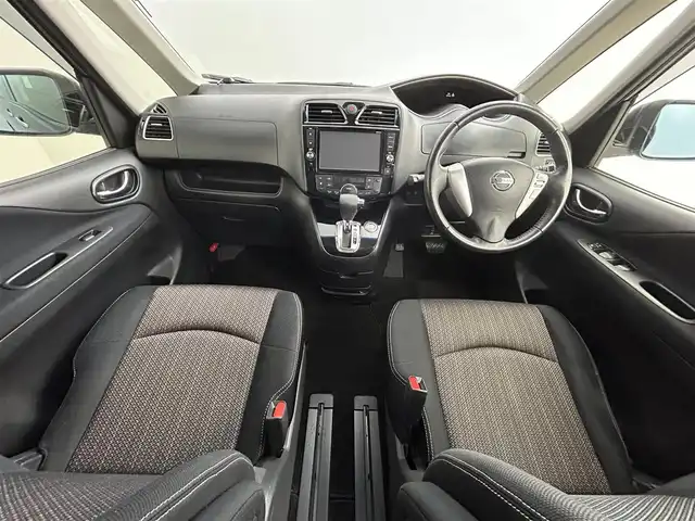 日産 セレナ ハイウェイスター Vセレ +Safty 道央・札幌 2015(平27)年 4.5万km ダイヤモンドブラック ・4WD/・純正SDナビ/（CD/DVD/AM/FM/BT）/・USB入力端子/・8インチモニター/・フルセグTV/・バックカメラ/・純正E/Gスターター/・エンジンスタートボタン/・スマートキー/・クルーズコントロール/・エマージェンシーブレーキ/・両側パワースライドドア/・アイドリングストップ/・社外アルミホイール/・純正フロアマット/・バイザー/・フロントフォグランプ/・LEDライト/・パワーステアリング/・パワーウィンドウ/・ETC（社外・ビルトイン）/・ABS/・横滑り防止装置/・レーンキープアシスト/・盗難防止装置/・寒冷地仕様/・キセノンライト/・サマータイヤ（溝5mmあり）/・保証書
