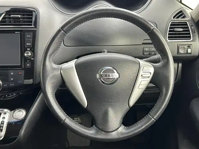日産 セレナ ハイウェイスター Vセレ +Safty 道央・札幌 2015(平27)年 4.5万km ダイヤモンドブラック ・4WD/・純正SDナビ/（CD/DVD/AM/FM/BT）/・USB入力端子/・8インチモニター/・フルセグTV/・バックカメラ/・純正E/Gスターター/・エンジンスタートボタン/・スマートキー/・クルーズコントロール/・エマージェンシーブレーキ/・両側パワースライドドア/・アイドリングストップ/・社外アルミホイール/・純正フロアマット/・バイザー/・フロントフォグランプ/・LEDライト/・パワーステアリング/・パワーウィンドウ/・ETC（社外・ビルトイン）/・ABS/・横滑り防止装置/・レーンキープアシスト/・盗難防止装置/・寒冷地仕様/・キセノンライト/・サマータイヤ（溝5mmあり）/・保証書