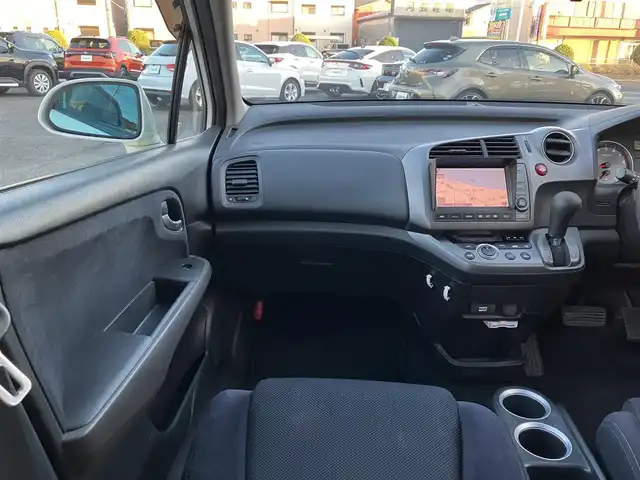 ホンダ ストリーム RSZ 三重県 2006(平18)年 18.6万km プレミアムホワイトパール ♪純正インターナビ/　・DVD再生・CD録音/♪バックカメラ/♪パドルシフト/♪キーレス/♪HIDヘッドライト/♪フォグライト /♪オートライト/♪革巻きステアリング/♪ステアリングスイッチ/♪パドルシフト/♪ETC/♪電動格納ミラー/♪フロアマット/♪スペアタイヤ/♪プライバシーガラス