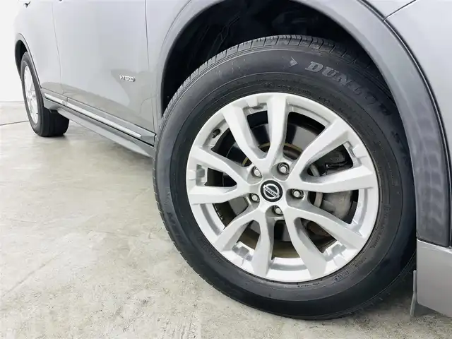 日産 エクストレイル ハイブリッド 20X 福島県 2018(平30)年 6.2万km ダークメタルグレー ブラインドスポットモニター/後退時車両検知/車線逸脱警報装置/エマージェンシーブレーキ/踏み間違い衝突防止アシスト/純正SDナビ/・型番：MM317D-W/・フルセグTV/BT/SD/CD/DVD/AUX/FM/AM/・ETC/・バックカメラ/パワーバックドア/ハーフレザーシート/革張ステアリング/・ステアリングリモコン/ダウンヒルアシストコントロール/ALL MODE 4×4-i切替ダイヤル/プッシュスタート/・スマートキー/・スペアキー1本/電動格納ミラー/・ウィンカーミラー/LEDヘッドライト/・フォグランプ/・オートライト/純正フロアマット/純正17インチAW/純正ドアバイザー