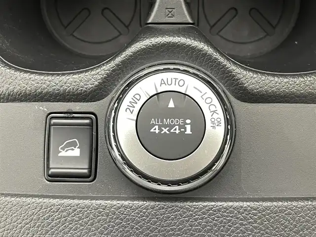 日産 エクストレイル ハイブリッド 20X 福島県 2018(平30)年 6.2万km ダークメタルグレー ブラインドスポットモニター/後退時車両検知/車線逸脱警報装置/エマージェンシーブレーキ/踏み間違い衝突防止アシスト/純正SDナビ/・型番：MM317D-W/・フルセグTV/BT/SD/CD/DVD/AUX/FM/AM/・ETC/・バックカメラ/パワーバックドア/ハーフレザーシート/革張ステアリング/・ステアリングリモコン/ダウンヒルアシストコントロール/ALL MODE 4×4-i切替ダイヤル/プッシュスタート/・スマートキー/・スペアキー1本/電動格納ミラー/・ウィンカーミラー/LEDヘッドライト/・フォグランプ/・オートライト/純正フロアマット/純正17インチAW/純正ドアバイザー