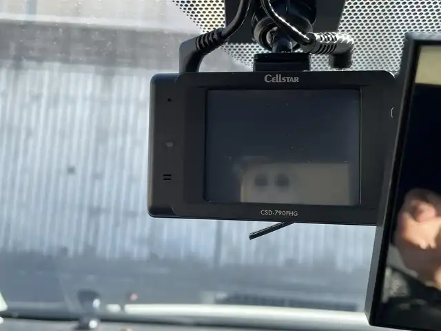 トヨタ プリウス S ツーリングセレ G’s 福岡県 2012(平24)年 11.1万km ホワイトパールクリスタルシャイン (株)IDOMが運営する【じしゃロン八幡西店】の自社ローン対象車両になります。こちらは現金ご利用時の価格です。自社ローンご希望の方は別途その旨お申付け下さい。/社外ディスプレイオーディオ/(Bluetooth/CD/USB/フルセグTV)/トムスフロントスポイラー/トミーカイラリアスポイラー/ローダウン/ロッソモデロマフラー/work18インチアルミホイール/社外デジタルインナーミラー/社外前方ドライブレコーダー/ビルトインＥＴＣ/フォグランプ/オートライト/スペアキー一本/スマートキー